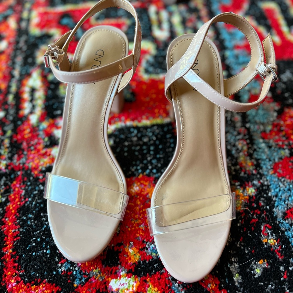 ᗩᗷᗝᑌᑎᗪ Nude Clear Heels